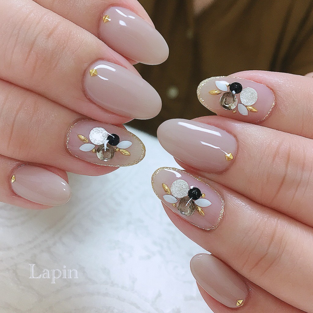 秋めいたグレージュネイル 真っ赤なフットネイル Lapin 秋めいたグレージュネイル 真っ赤なフットネイル Lapin