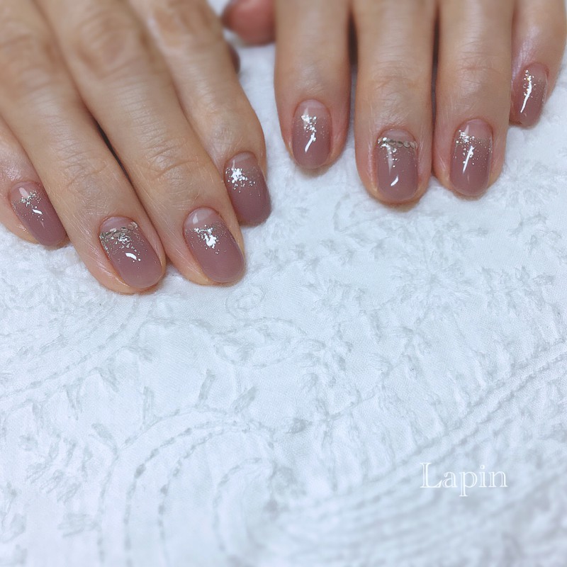 シンプルでも、やっぱりキラキラさせたいネイル♫