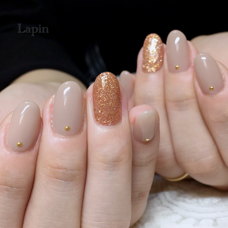 ホリデーシーズンにもぴったりな、グリッターネイル♫